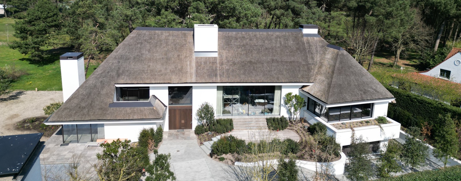 Rieten dak met strakke aluminium afwerking – architecturaal project Knokke